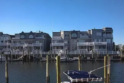Image de Enjoy spectacular waterfront views from this Cape May Victorian Harbor condo.