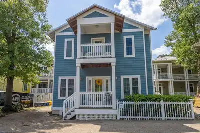 Image de Beautiful Guest House in Beachwalk Resort Perfect for Small Families