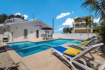 Image de Newly Renovated Cottage Across the Street from Beach, with Private Pool!