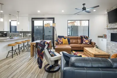 Image de Downtown Retreat | Steps to Bike Path &Restaurants