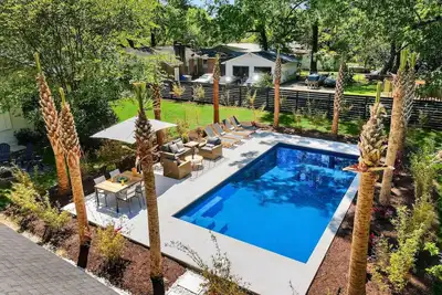 Image de SullyChic 5 Bedroom | Private Lux Pool Park Circle