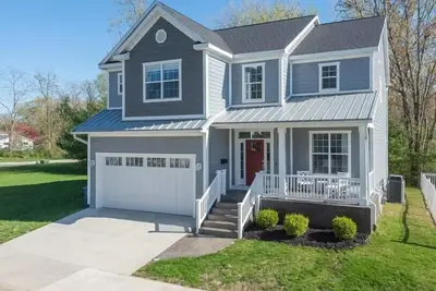 Image de Happiness Comes in Waves - Newly renovated & only 3 Blocks from Lake Michigan Beaches!