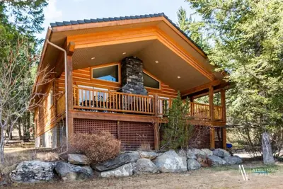 Image de Pinecone Cottage | Hot Tub | Fireplace | Foosball