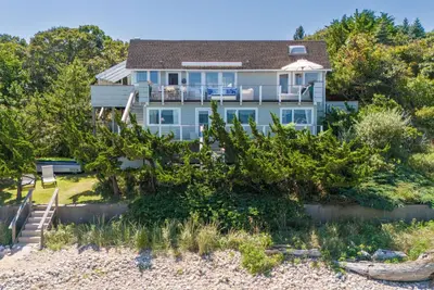 Image de Waterfront beach house with breathtaking views, multiple outdoor areas, gas. . .
