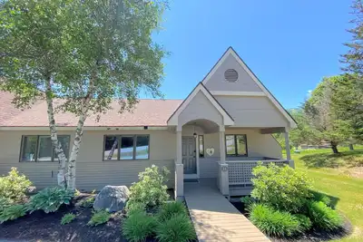 Image de F14 Bretton Woods Condo along golf course, short walk from Omni Mount Washington Hotel!