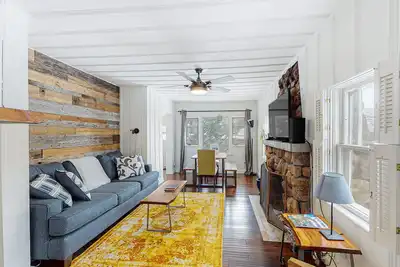 Image de Renovated mountain view home with patio, grill, sauna, washer/dryer, & WiFi