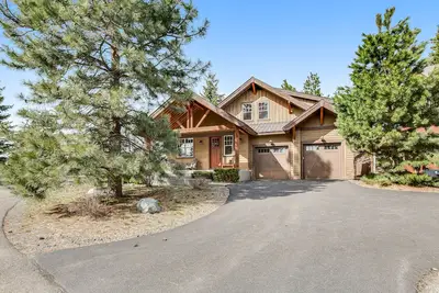 Image de Expansive Suncadia getaway w/private hot tub & game room - walk to winery & golf