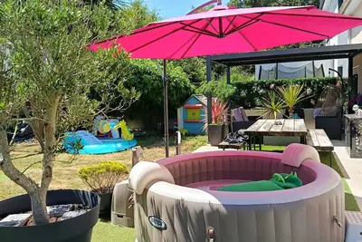 Image de Maison avec jacuzzi, idéale pour les familles