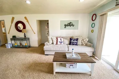 Image de Beautiful Updated Ground level 2 Bedroom Condo T106