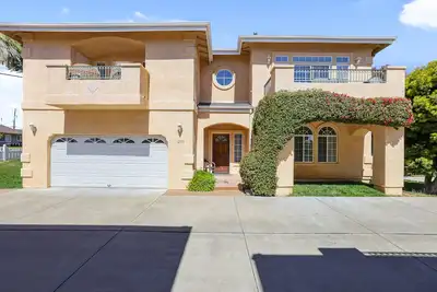 Image de Dog-friendly home near beach with fireplace, grill, yard, & W/D