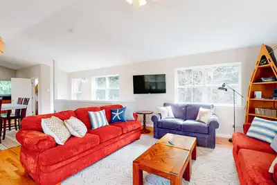 Image de Bright home near beach with fast WiFi, fireplace & washer/dryer