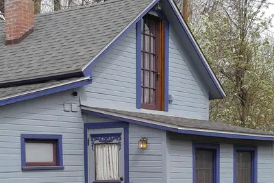 Image de The cottage, originally built in 1899 Decorated in an Alice in Wonderland Theme.