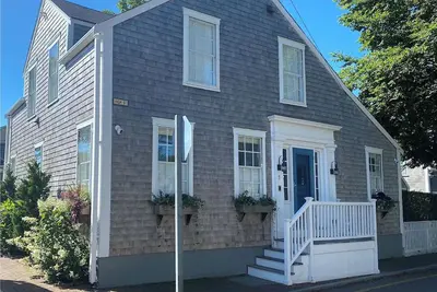 Image de Steps to Main Street, Gorgeous Town Gem