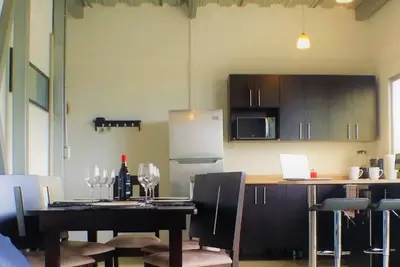 Image de Modern 2br/1. 5ba Apt w/ Ac & Great Location. #A