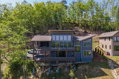 Image de Sweet Sejour - Luxury home in Brmc with long views, hot tub, pool table