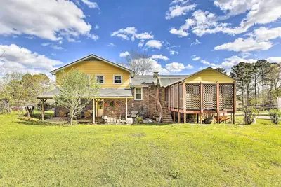 Image de Lovely Lawrenceville Getaway w/ Private Yard!