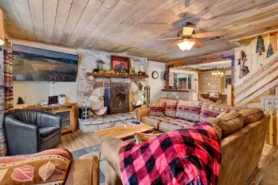 Image de Knotty Bear Resort Cabin at Big Bear- Hot Tub- Games
