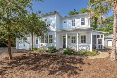 Image de New Luxury Home 4 Bedrooms, 4. 5 Bath Walk to Crabdaddys Brewery Shops Beach K&P