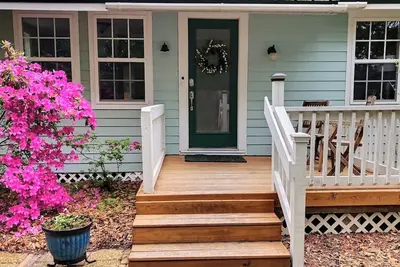 Tucked away quiet cottage~5 blocks to riverfront and Cumberland Island ferry