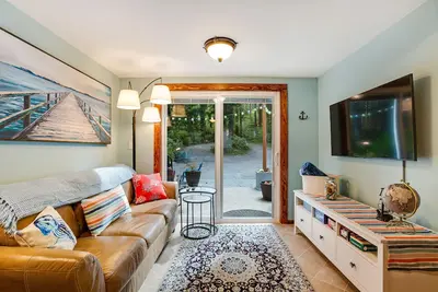 Image de Cute cabin in gorgeous setting near the beach with firepit, WiFi, & private w/d