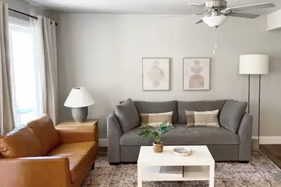 Image de Beautiful Townhouse Retreat walking distance to shakes!