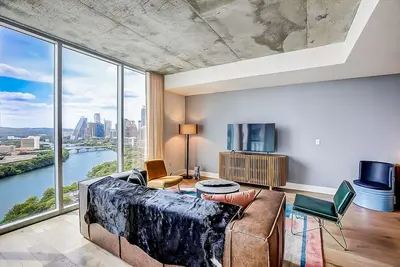 Image de Austin Rainey St. corner condo - lake views & two balconies - pool & gym