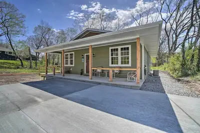 Image de Modern Retreat w\/ Deck: Walk to White River!