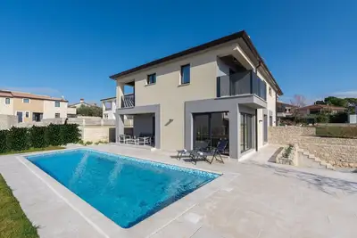 Image de Villa moderne avec piscine et terrasse couverte
