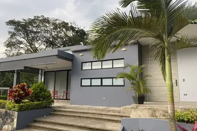 Image de Moderna villa en tierra caliente con naturaleza