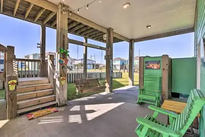 Image de Walk to Shore: Crystal Beach Coastal Home!