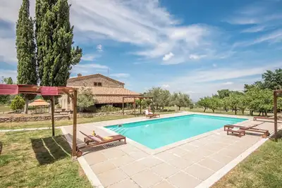 Image de Appartement de vacances 'Tenuta Podere Montemelino' avec vue sur lacs et collines, piscine et Wi-Fi.