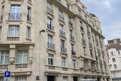 Image de Paris 7 è, 80 m2 très clair et très résidentiel dans immeuble ancien de qualité.