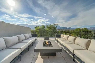 Image de Elevated View Lux! Epic Rooftop Mtn Views, A+ Spot