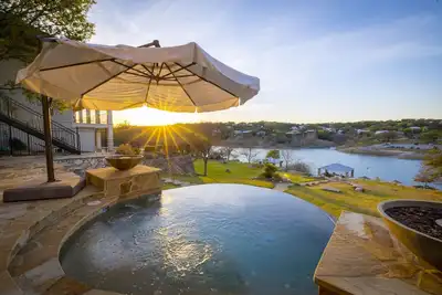 Image de Stonecrest Shores! Luxury lake living, Small Infinity Pool, lakefront, 5 beds/4. 5 baths, sleeps 10