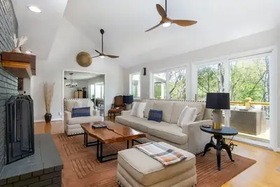Image de Grey Eagle Lodge | Pet Friendly, Deck & Game Room 10 Min. from Black Mtn