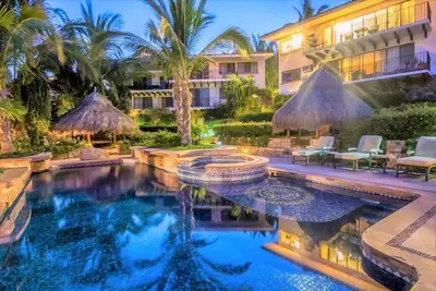 Image de Boutique Condo in a Lush, Quiet Setting just Steps from Marina, Beaches & Dining