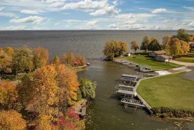 Image de Great fishing w\/ dock on Mille Lacs. Fenced yard, canoe, ping pong!