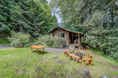 Image de Cozy cabin, family-friendly, with fishing, washer/dryer, patio, & WiFi