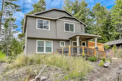 Image de Brand-new home with hot tub, deck, fast WiFi, central Ac, & great location