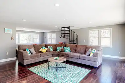 Image de Spacious home with tree-lined yard, deck, Ping-Pong, air hockey & washer\/dryer
