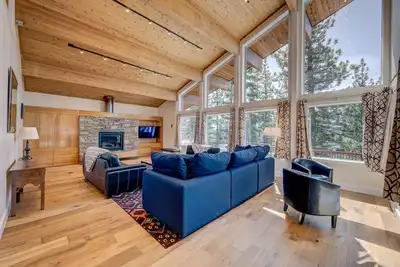 Image de Mountain & lake-view haven with hot tub, wet bar, ping-pong, pool access