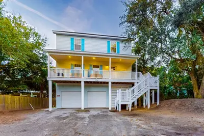 Image de Modern beach house with lovely deck, washer/dryer, Ac & WiFi - 2 blocks to ocean
