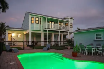 Image de 4-bedroom house with pool steps from the dock!
