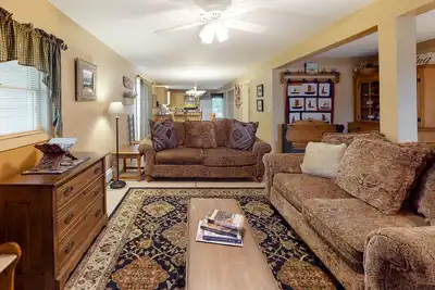 Image de Lovely townhome near golf with gas grill, patio, high-speed WiFi, & full kitchen