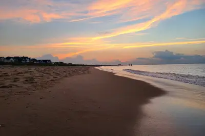 Image de Bay Getaway *Steps from the Beach*  Va Beach area