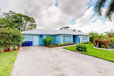 Image de Fantastic waterfront escape with hot tub, lanai, boat lift, WiFi & central Ac