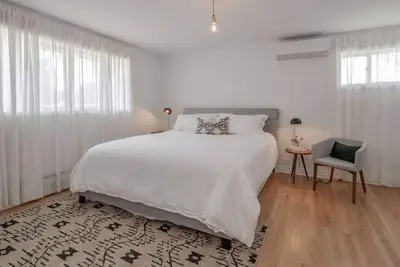 Image de Bright Modern Waterfront Cottage w\/hot tub -- 5 min from the beach!