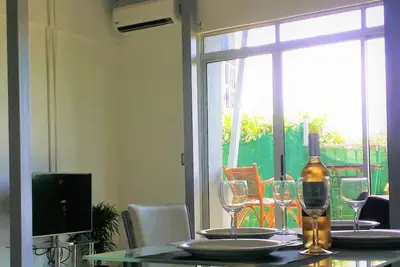 Image de Modern 2br/1. 5ba Apt w/ Ac & Great Location. #C