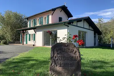 Image de Maison Iturri Ondoan à St Jean Pied de Port - Spa/Jacuzzi en extérieur