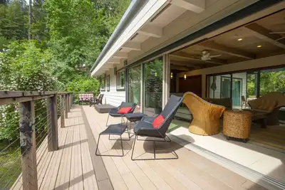 Image de Stunning Modern Home in Sunny Location Close to Beach Access